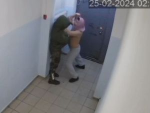 Полуголый парень напал в подъезде с ножом на мужчину