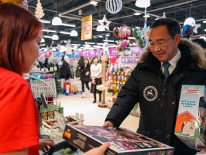 Айсен Николаев  дал старт благотворительной акции «Елка добра»