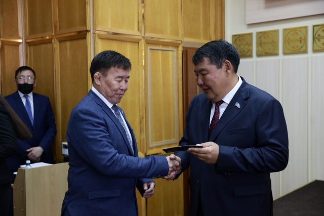 Ил Тумэн подтвердил полномочия нового депутата Якутии