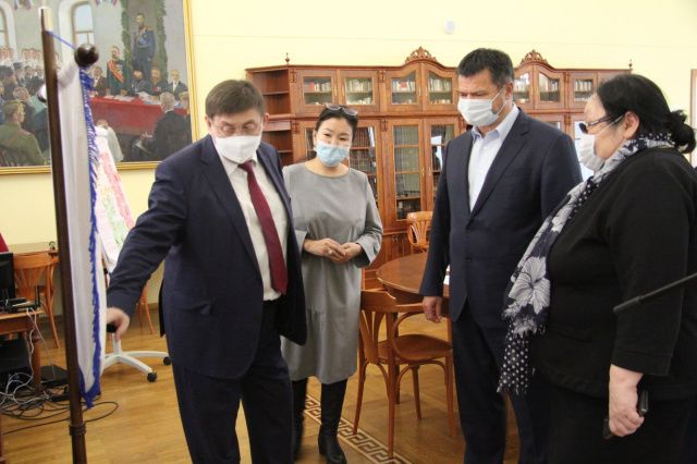 Андрей Тарасенко посетил Национальную библиотеку Якутии 