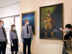 Сотрудники УФСИН посетили художественную выставку «Лики Победы»