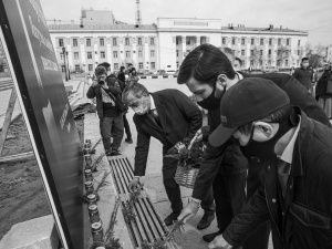 Якутяне возлагают цветы в память о погибших при стрельбе в казанской гимназии № 175