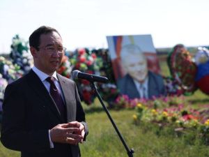 Возложены цветы к могиле первого президента Якутии