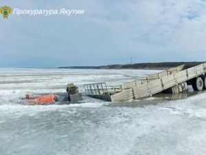 По требованию прокуратуры Мегино-Кангаласского района из акватории р. Лена извлечен «КАМАЗ»