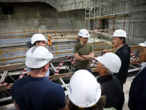 Глава Якутии совершил выездную проверку в строящемся Арктическом центре эпоса и искусств