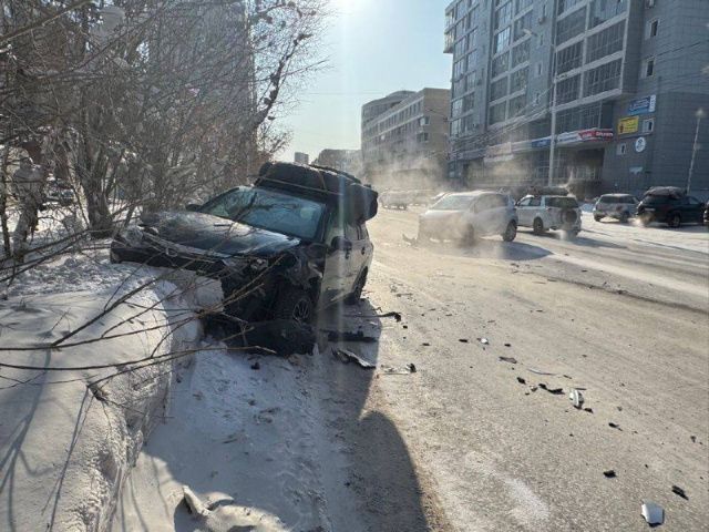 На улице Дзержинского в Якутске столкнулись две иномарки, есть пострадавший