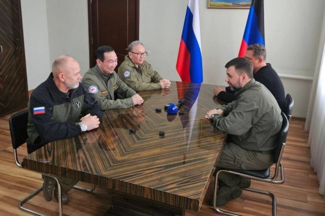 Глава Якутии Айсен Николаев работает в подшефном городе Докучаевске ДНР