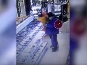 В Якутске похитили планшет прямо из торгового зала