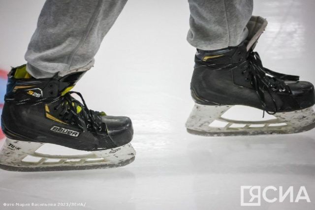 На новом крытом катке в микрорайоне Звездном Якутска ведутся работы по отделке и благоустройству