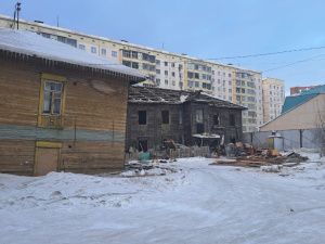 Фотофакт: в Якутске начали сносить деревянный дом на углу улиц Короленко — Лермонтова