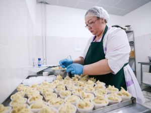 Айсен Николаев посетил комбинат школьного питания в Ленске