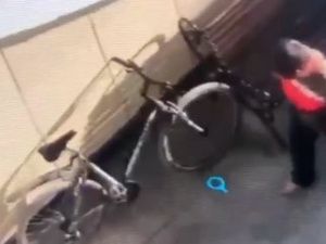 У жителя Якутска похитили велосипед, который он оставил возле торгового центра