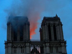 Огонь перекинулся на одну из башен Собора Парижской Богоматери