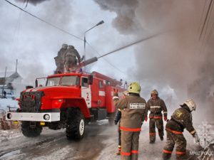 В Верхневилюйске на пожаре пострадали мужчина и женщина
