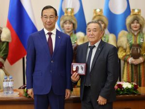 Айсен Николаев вручил 35 якутянам государственные награды