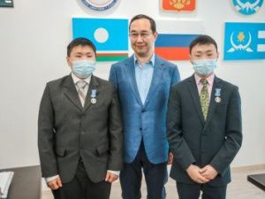 Айсен Николаев вручил братьям Наумовым награды за спасение утопающего