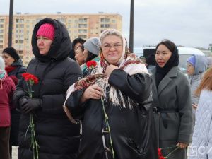 В Якутске возложили цветы к памятнику Матери