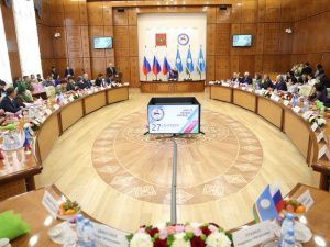 Айсен Николаев вручил 35 якутянам государственные награды