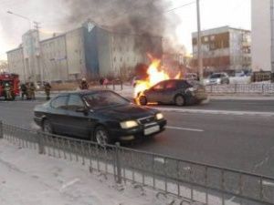В Якутске на улице Кальвица загорелся автомобиль во время движения