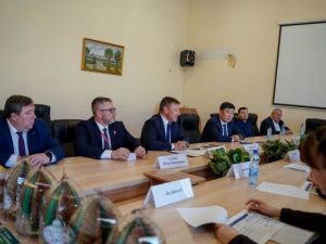 В рамках форума «Амурэкспо» делегация АО «АК «ЖДЯ» встретилась с делегацией округа Большой Хинган (КНР)