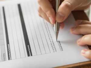 Заведующая отделением медучреждения выписала поддельную справку для сына знакомой. Возбуждено уголовное дело