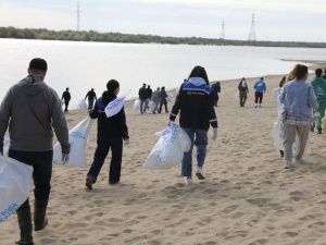Коллектив Якутскэнерго помог навести порядок на берегу Лены