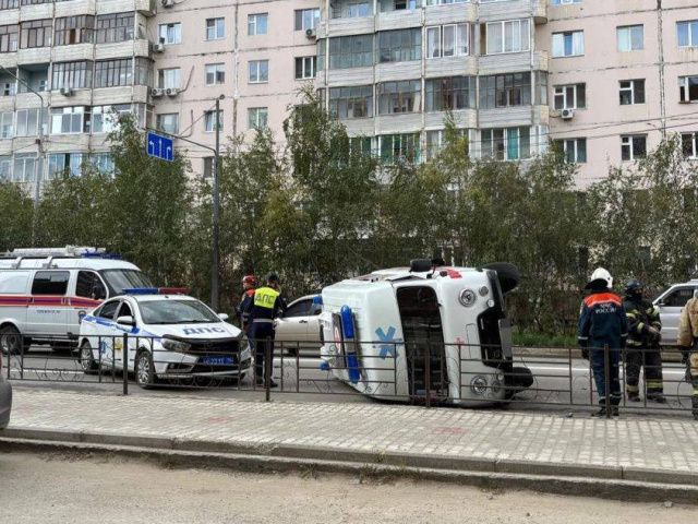 В Якутске водитель не уступил машине скорой помощи дорогу, что привело к опрокидыванию медтранспорта