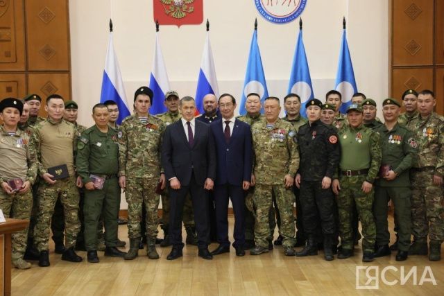Зампред правительства России Юрий Трутнев вручил госнаграды военнослужащим и добровольцам Якутии