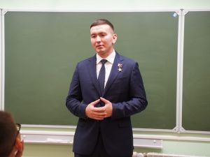 Герой России Игорь Юргин провел урок для школьников Якутска