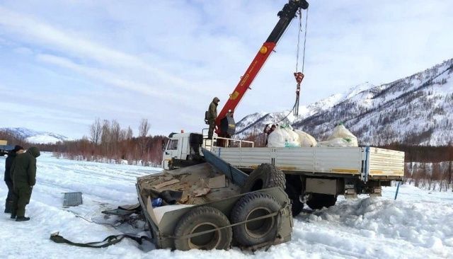 В Якутии перевернулся прицеп с грузом селитры
