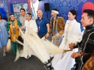 Якутяне на фестивале в Крыму станцевали с Сергеем Кириенко «Осуохай»