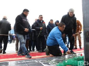 Спортивная общественность возложила цветы к памятнику Дмитрию Коркину в Якутске