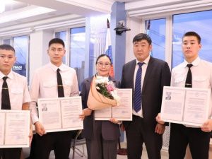 Студентам и работникам транспортных колледжей Якутии вручили именные стипендии Владимира Членова