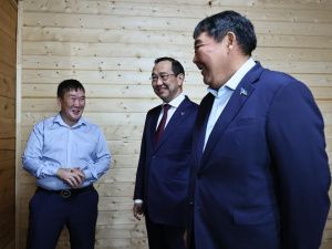 Айсен Николаев навестил пострадавшую от паводка многодетную семью из Намского улуса