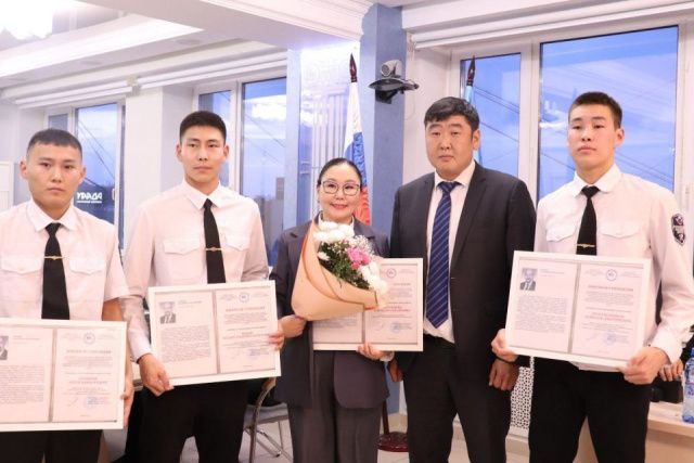 Студентам и работникам транспортных колледжей Якутии вручили именные стипендии Владимира Членова