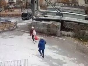 В сети появилось видео инцидента с мужчиной в синей куртке в Якутске