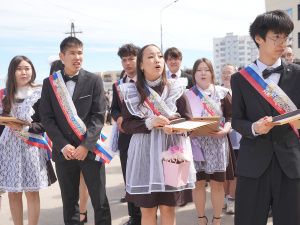 «Последний звонок» прозвенел в средней школе № 40 имени Михаила Николаева в Якутске
