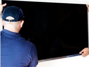 В Якутске двое гостей открыто похитили телевизор стоимостью 80 тысяч рублей