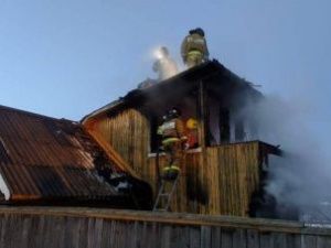 Два человека погибли при пожаре в Мирном