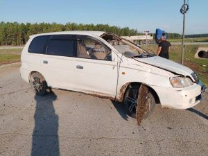 В Хангаласском районе водитель не справился с управлением и опрокинул автомобиль