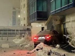 В Якутске автомобиль пробил ограждение и врезался в жилой дом