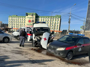 Автомобиль скорой помощи столкнулся с автобусом в Якутске