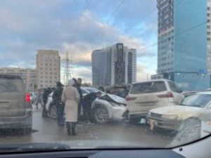 В ГИБДД рассказали подробности ДТП, в ходе которого водитель «Лексуса» повредила шесть машин