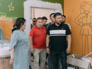 Евгений Григорьев осмотрел Саха-корейскую школу и школу № 16 после капитального ремонта