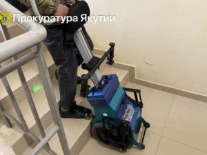 В Горном районе после вмешательства прокуратуры привели в порядок подъемник для матери участника СВО