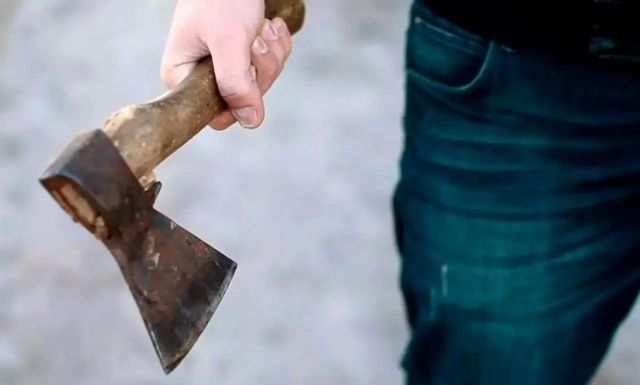 Сожитель угрожал убить свою девушку топором