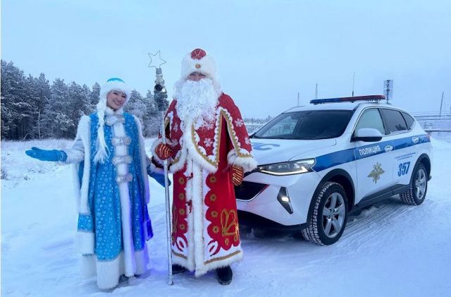 Добрые новогодние волшебники в погонах дарят юным якутянам веру в чудеса