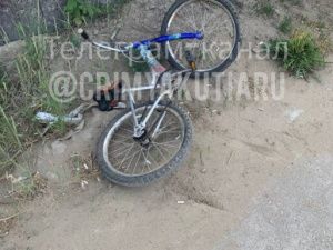 В Якутске ребенок на велосипеде внезапно выехал на дорогу — он в больнице