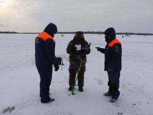 Инспекторы ГИМС напоминают рыбакам правила безопасного поведения на льду