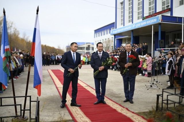В День государственности Якутии Айсен Николаев возложил цветы к бюсту Исидора Барахова